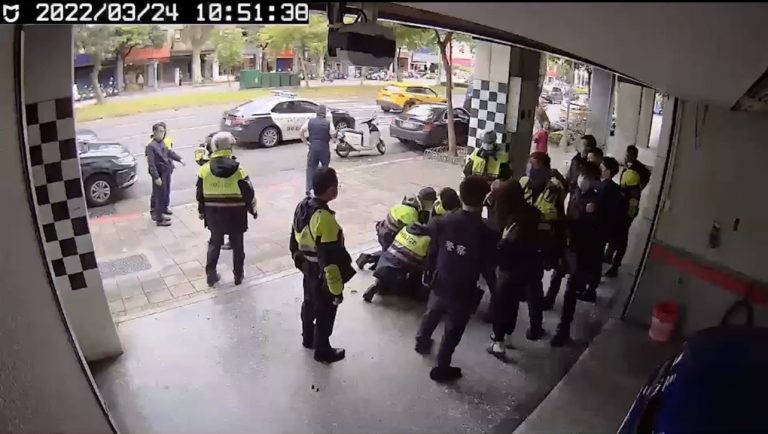 圖片說明：士林分局接獲違規停車案件，駕駛夾傷員警右手，更大聲辱罵「X」欲企圖離開，強制依妨害公務罪嫌逮捕。 (記者林艷林翻攝)