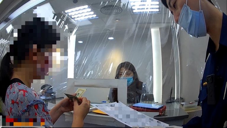 圖片說明：文聖派出所警員郭鑫暐、陳利侑到場瞭解張女之匯款原由後，耐心勸導攔阻受騙。(記者林鈞澤翻攝)