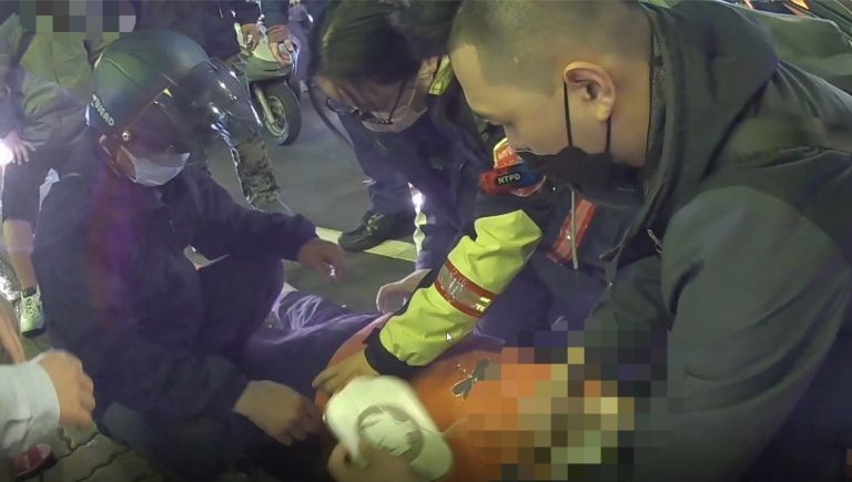 圖片說明：埔墘所警員王羽萱、王宣賀及徐偉皓遂輪流實施CPR，其他同仁則協助疏導交通。 (記者徐歆媛翻攝)