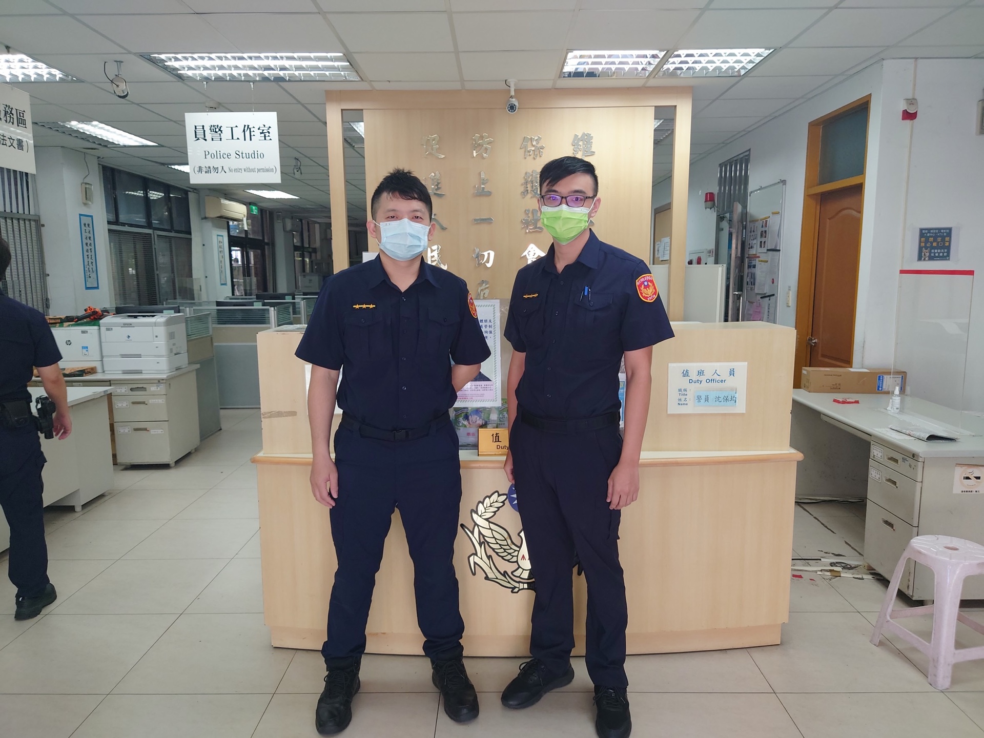 圖片說明：新店警員鄭祥友與蕭志良協助一失智男子找到回家路。（記者李健興翻攝）
