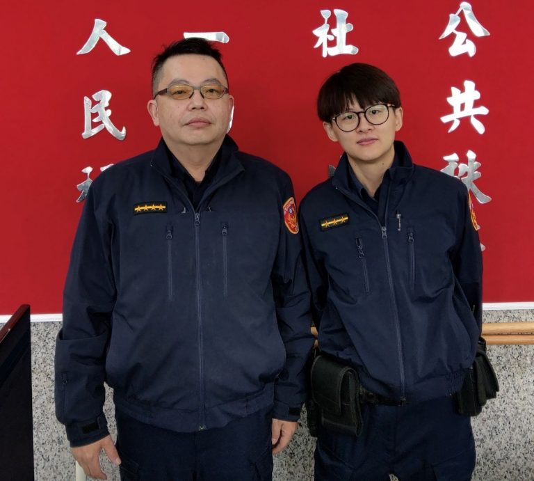 圖片說明：民眾受騙堅持匯款，康寧派出所巡佐廖益賜(左)、警員廖芳兪(右)與銀行行員聯手阻詐。（記者宋紹誠翻攝）