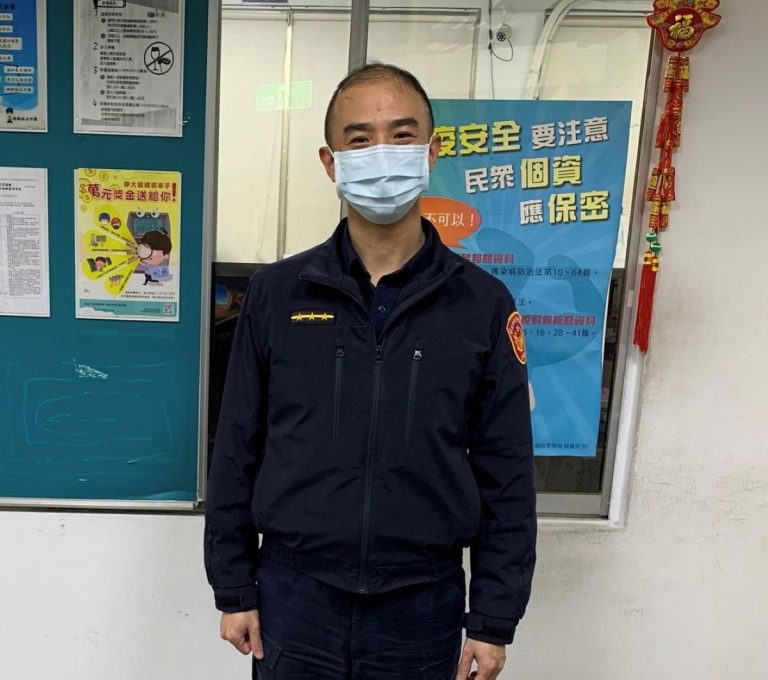 圖片說明：購物迷途視障朋友，港墘派出所警員馬孟鄰協助返家。（記者宋紹誠翻攝）