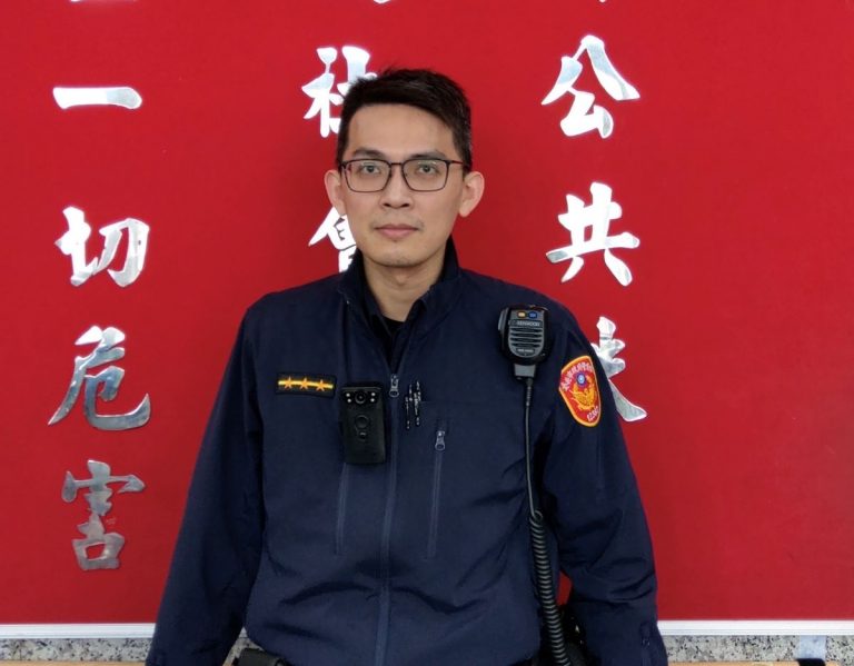 圖片說明：騎車未扣安全帽扣，康寧派出所警員陳宣佑盤查竟是通緝犯。(記者宋紹誠翻攝）