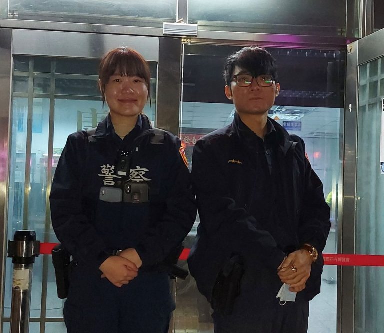 圖片說明：迷失徘徊失明老翁，康樂派出所警員張名鈞(左)、林昱安(右)護送返家（記者宋紹誠翻攝）。