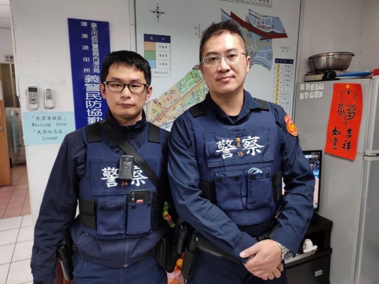 圖片說明：搭車迷途潭美派出所警員張峻誠(左)、王承一(右)溫馨護送迷途嬤返家(記者宋紹誠翻攝）