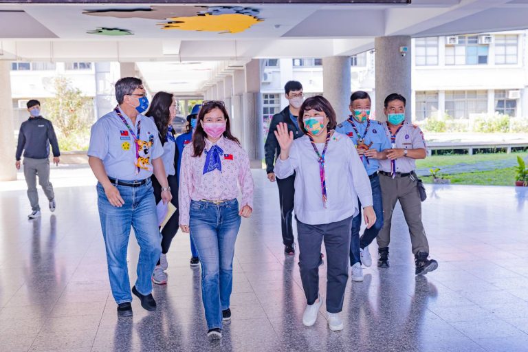 圖片說明:資深女童軍市長黃敏惠由女童軍西區市議員參選人林雪峰、市議員陳家平等陪同參加童軍大會。(記者劉治強攝)