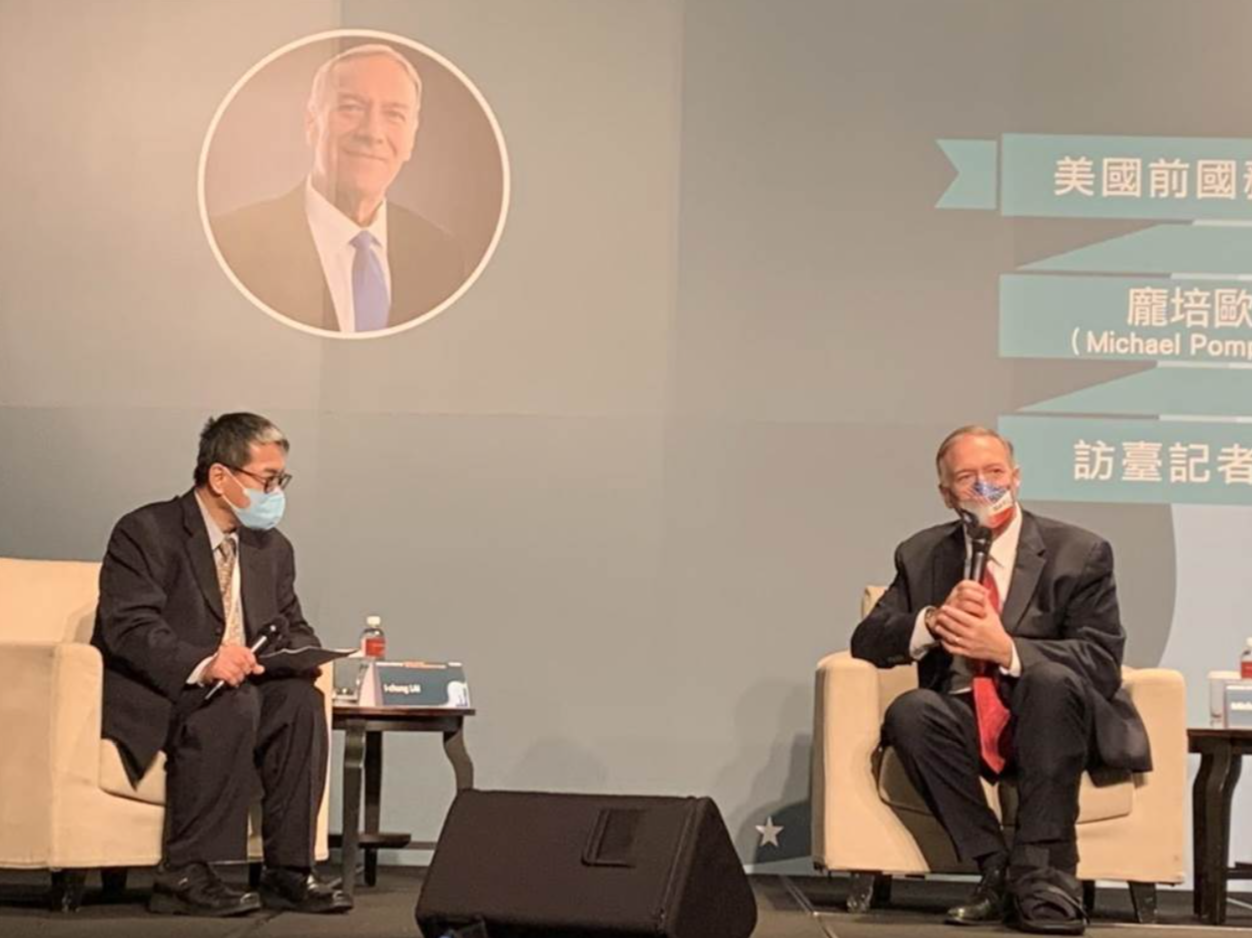 圖片說明：遠景基金會邀請美國前國務卿龐佩奧（Mike Pompeo）訪問台灣，不過記者會全程僅由執行長賴怡忠代表發問，未開放媒體現場提問。（圖/翻攝自網路資料照）