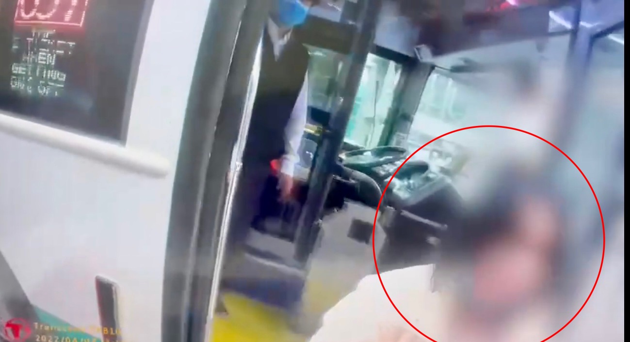 圖片說明：女子坐公車不遵守防疫規定又屢勸不聽，公車司機只好開至派出所報案。（記者趙靜姸翻攝）