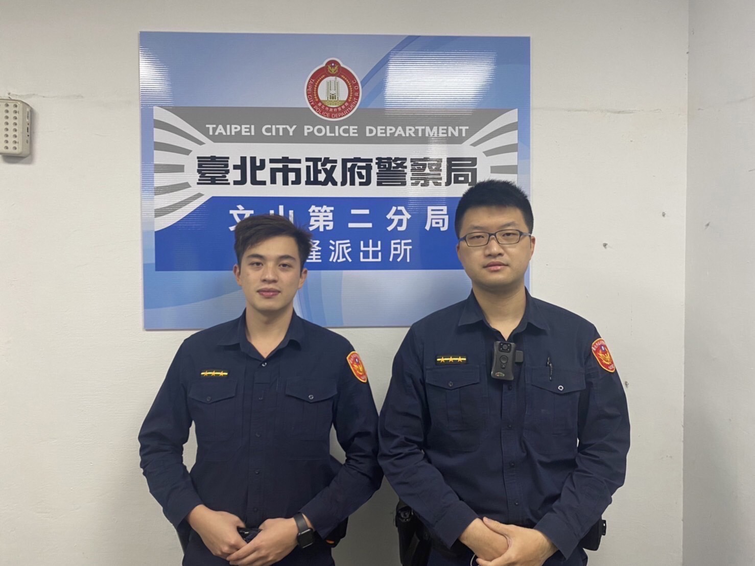 圖片說明：興隆所員警洪翊軒、蔡宗翰與富邦行員共阻詐騙50萬。（記者趙靜姸翻攝）   
