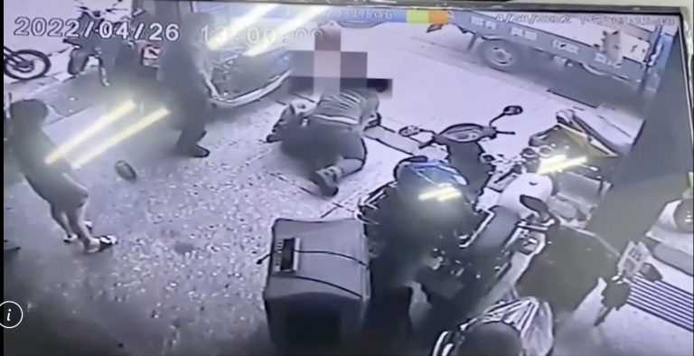 圖片說明：二男子因金錢糾紛互毆打架。（記者趙靜姸翻攝）