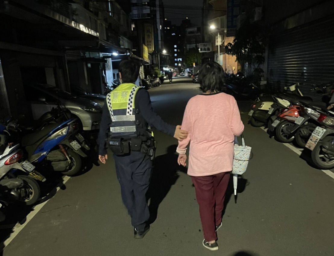 圖片說明：秀朗所警員王柏霖、徐柏鈞暖助精神障礙女返家。（記者馬治薇翻攝）