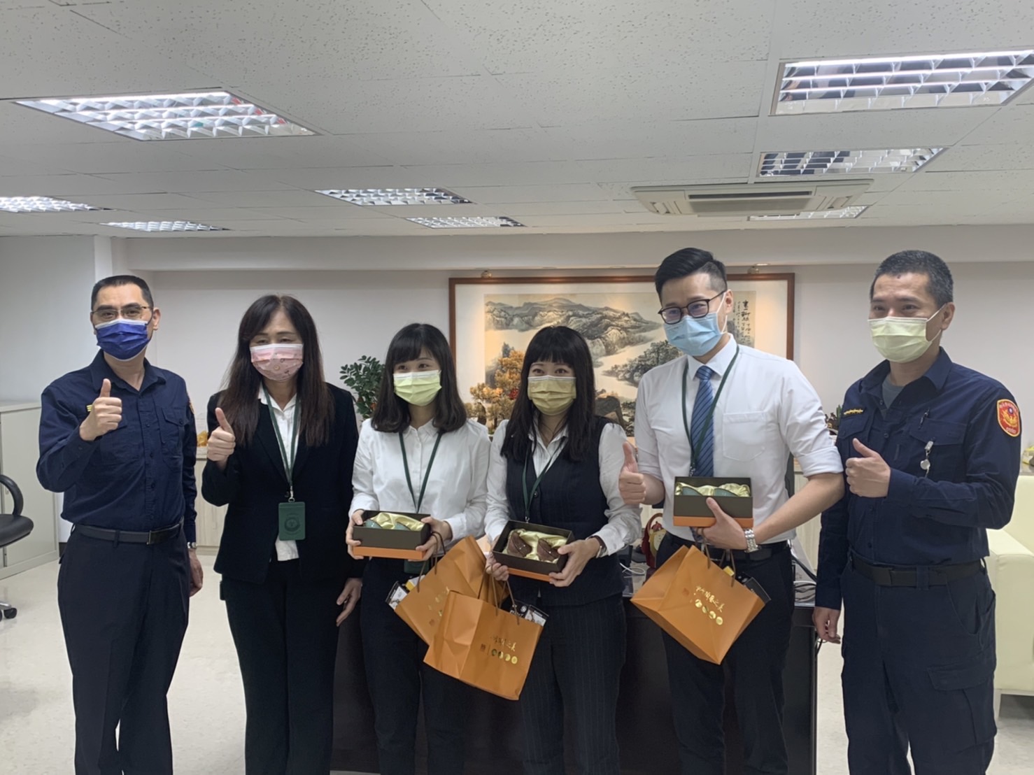 圖片說明：永和分局今年已阻詐近3500萬，為感謝行（店）員協助，特贈琉璃天目杯表揚。（記者徐煜勝翻攝）
