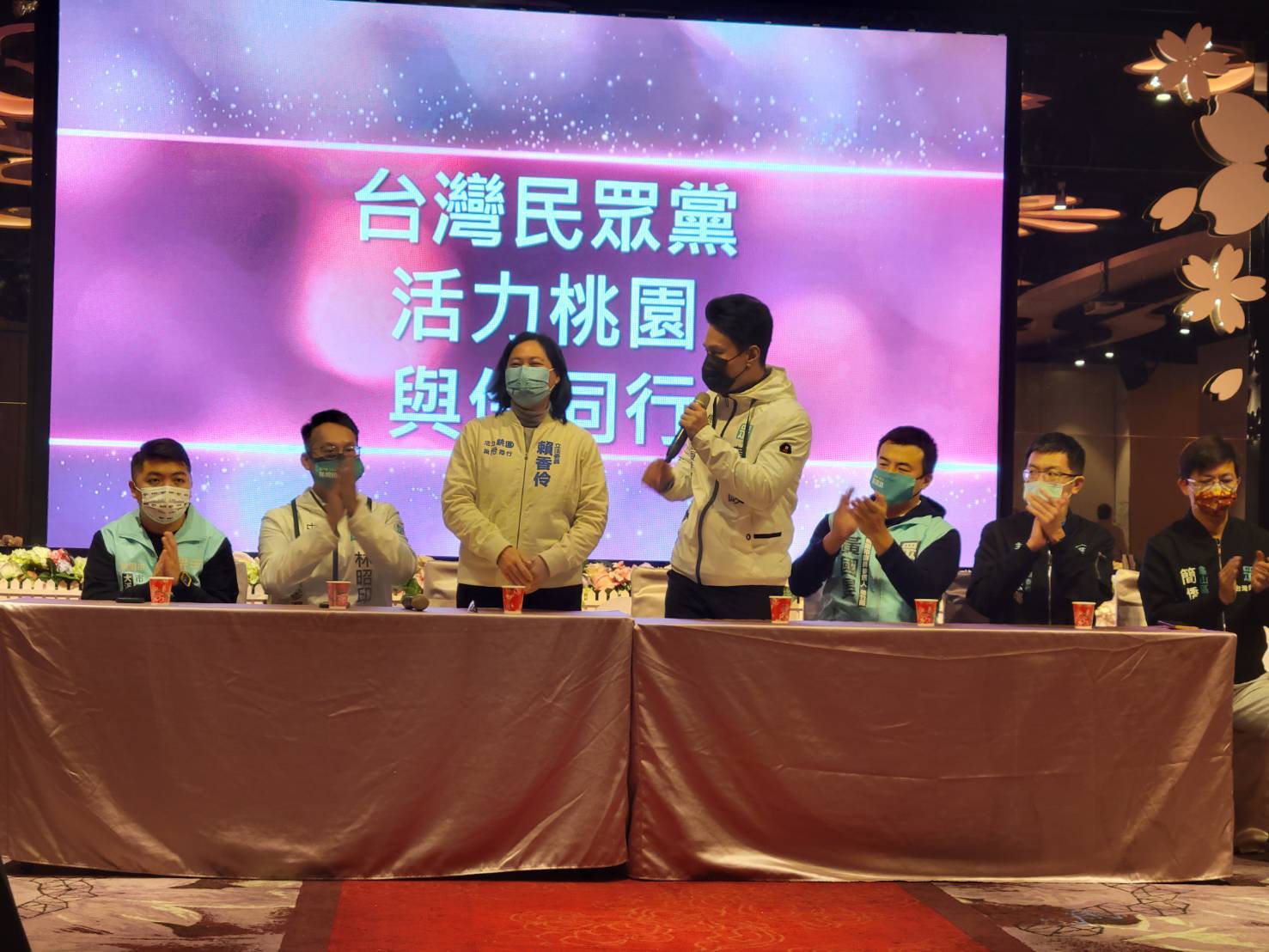 圖片說明:立委賴香伶(左三)在桃園區市議員候選人黃成峻(右四)的安排下至桃園聆聽民意及前往「景福宮」與「慈護宮」參拜。(記者宋紹誠攝)