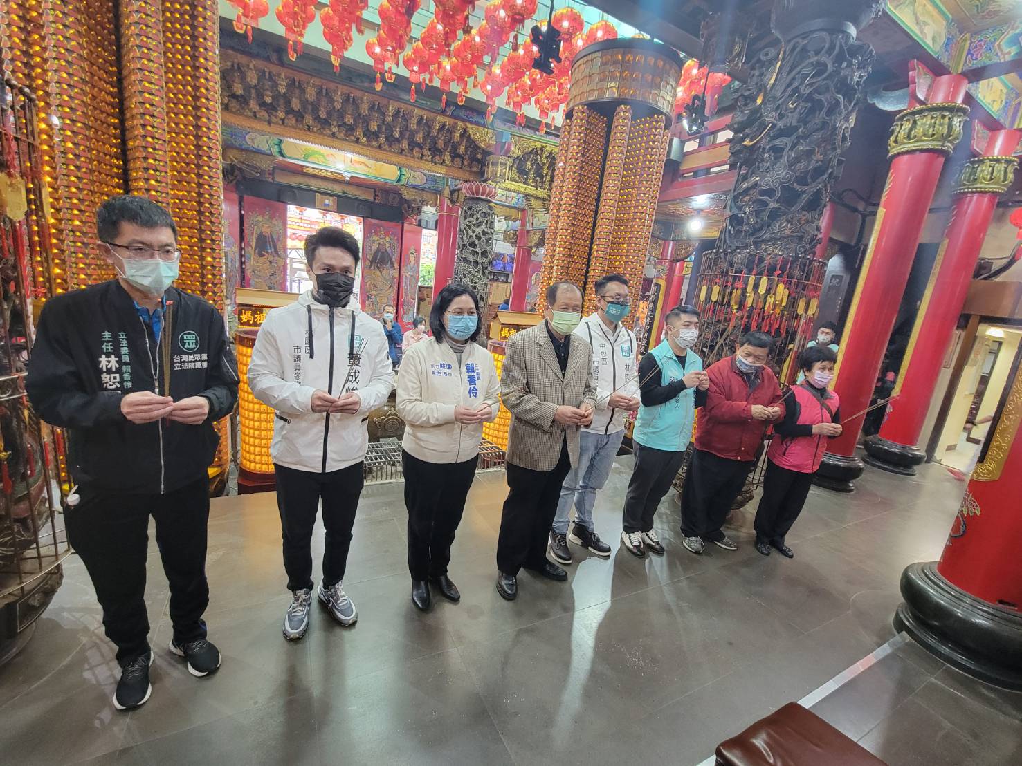 圖片說明:民眾黨內有「桃園鐵三角」之稱的黃成峻(左二)、林昭印(右四)、徐慈檉(右三)全程陪同賴香伶並共同為疫情祈福。(記者宋紹誠攝)