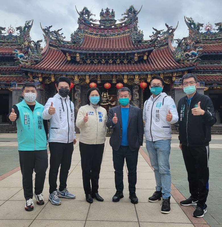 圖片說明:桃園「景福宮」主委簡征潭(右三)親自高規格接待立委賴香伶(左三)及「桃園三結義」。(記者宋紹誠攝)