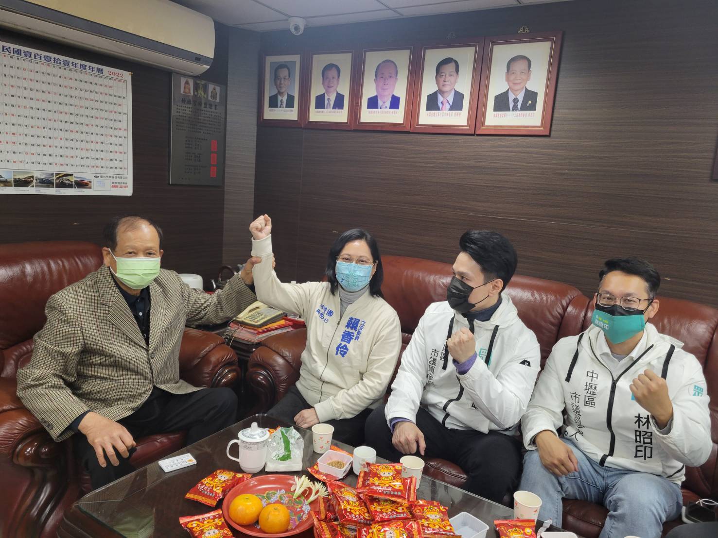 圖片說明:桃園「慈護宮」主委吳正宗(左ㄧ)高舉賴香伶(左二)的手喊「凍蒜」!。(記者宋紹誠攝)