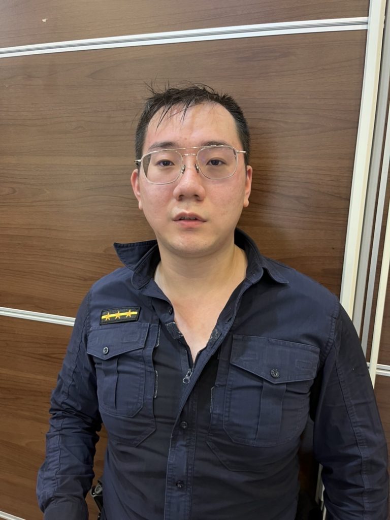 圖片說明:員警黃柏鈞雖遭王嫌攻擊,但仍奮勇負傷將王嫌壓制在地。(記者徐煜勝翻攝)