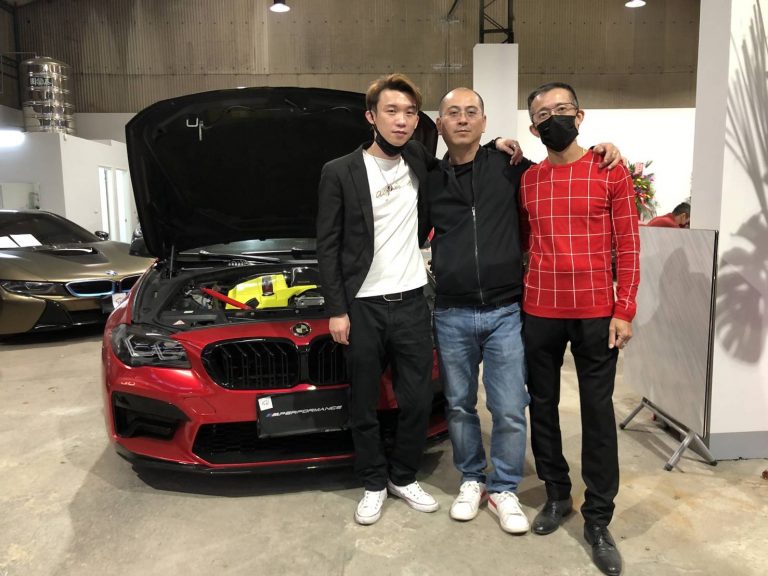 圖片說明：老闆顏嘉信（圖中）的兩位股東，綽號阿北（圖左）及阿Ken（圖右）分別是車子外觀及內部改裝的高手。（記者葉鈞宇攝）