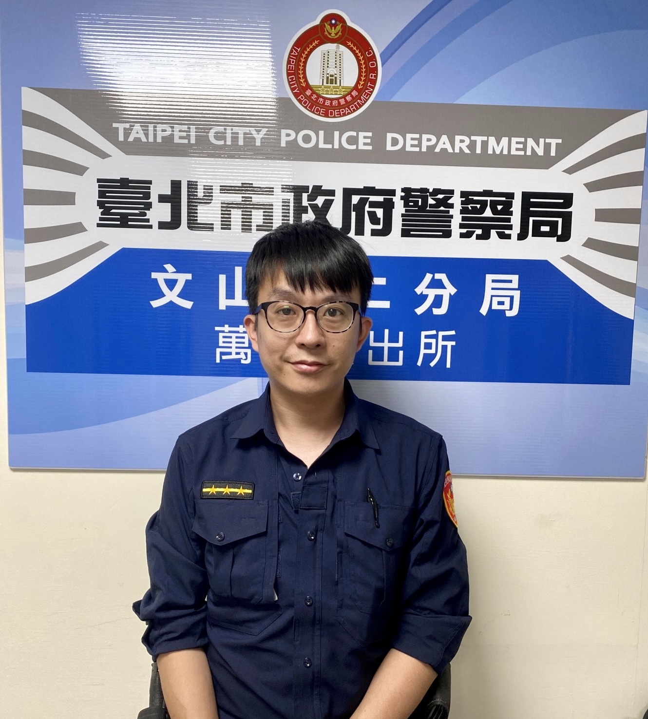 圖片說明：萬盛所員警鍾政倫專業過濾比對監視影像速尋回失竊車。（記者趙靜姸翻攝）   