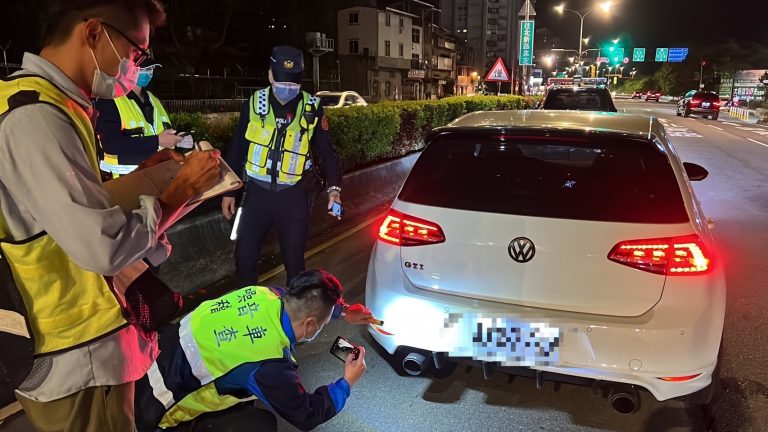 圖片說明:新店分局會同環保局執行聯合稽查。(記者葉鈞宇翻攝)