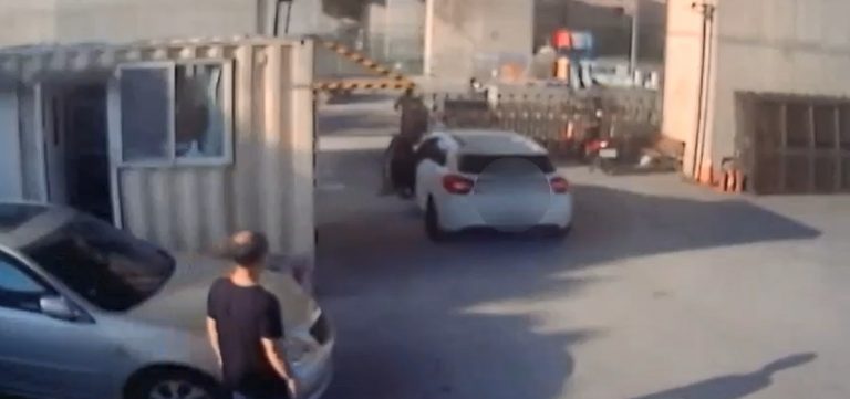 圖片說明：民眾拒絕繳交拖吊費，未辦理領車手續欲強行開車離開。（記者馬治薇翻攝）