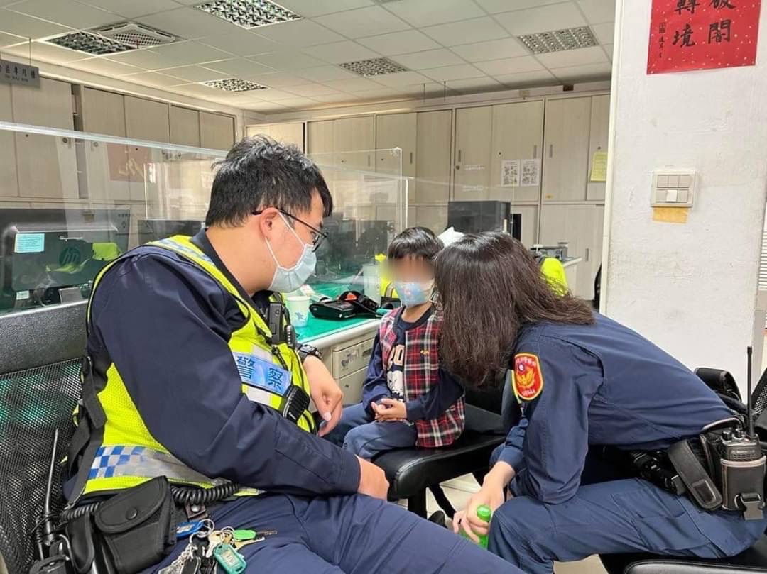 圖片說明：清水所警員何明翰、吳翊方、沈奕承及黃浩維積極協助男童返家。（記者馬治薇翻攝）
