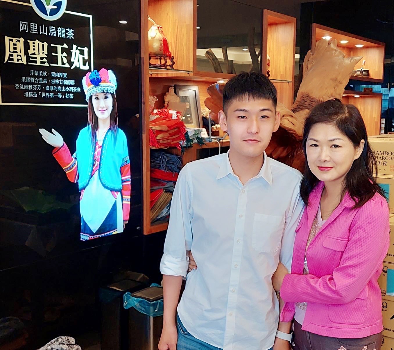 圖片說明:兒子王冠鈞投入選舉樂善好施母親賴嬿伃力挺。(記者劉治強攝)