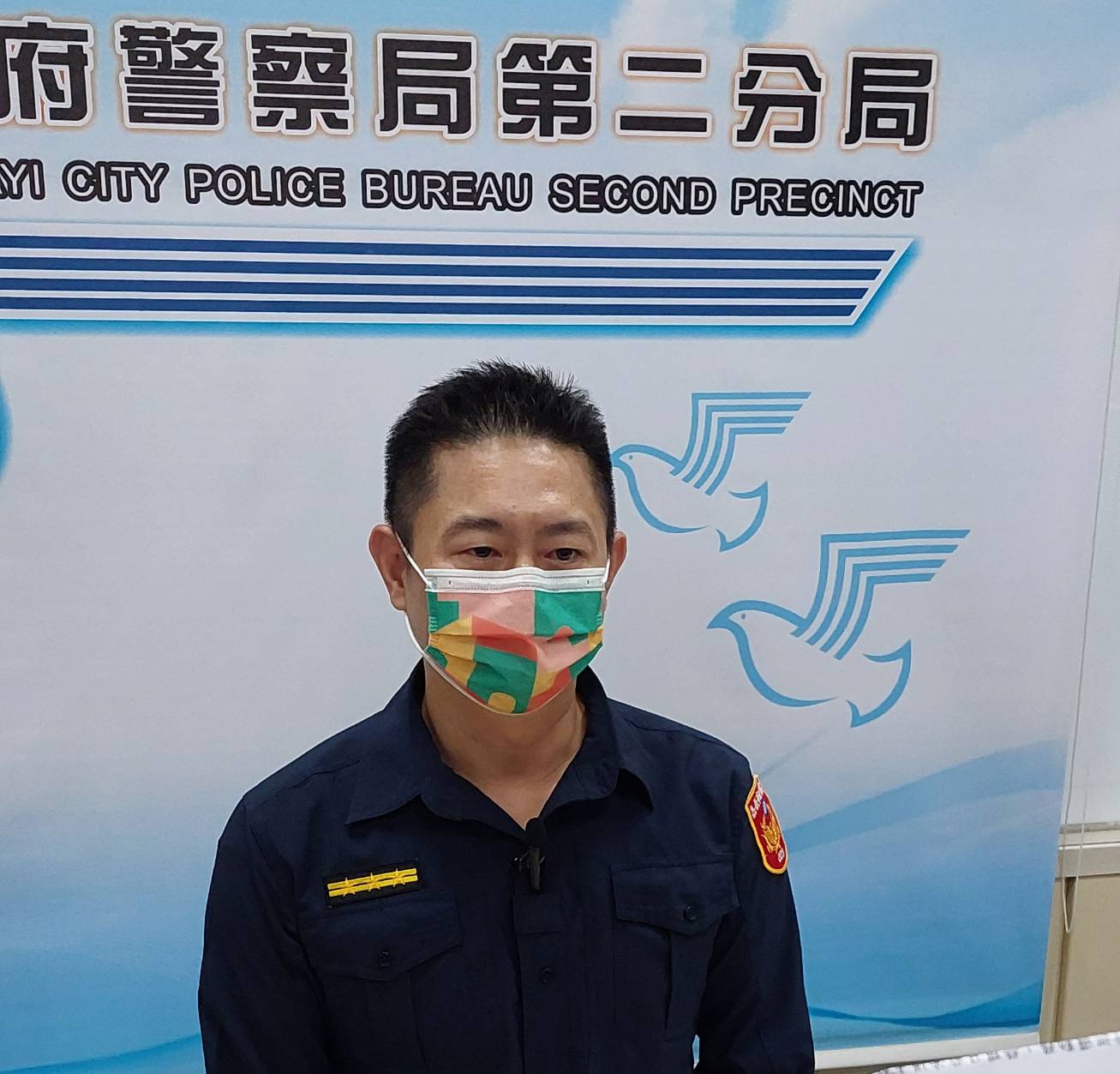 圖片說明:嘉義市警二分局副分局長黃國欽說明開槍抓捕嫌犯過程。(記者劉治強攝)