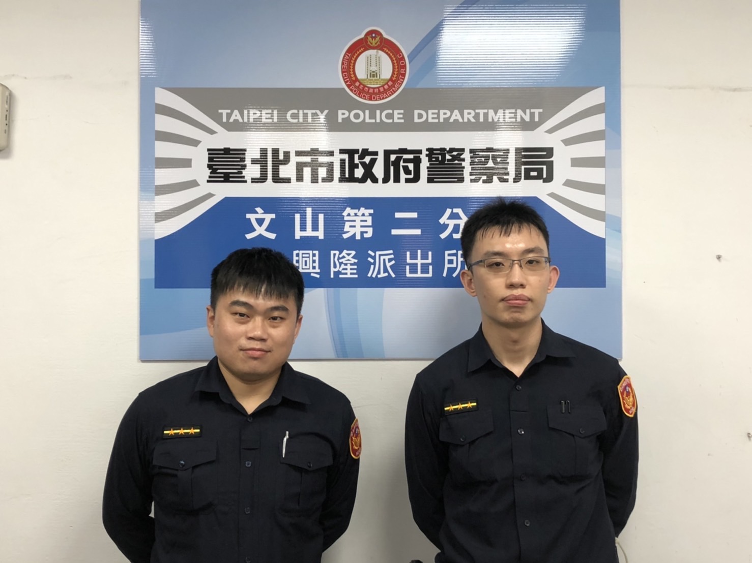 圖片說明：興隆所員警景暐傑（右）、陳逸杰（左）與銀行行員聯手阻詐成功。（記者趙靜姸翻攝）   
