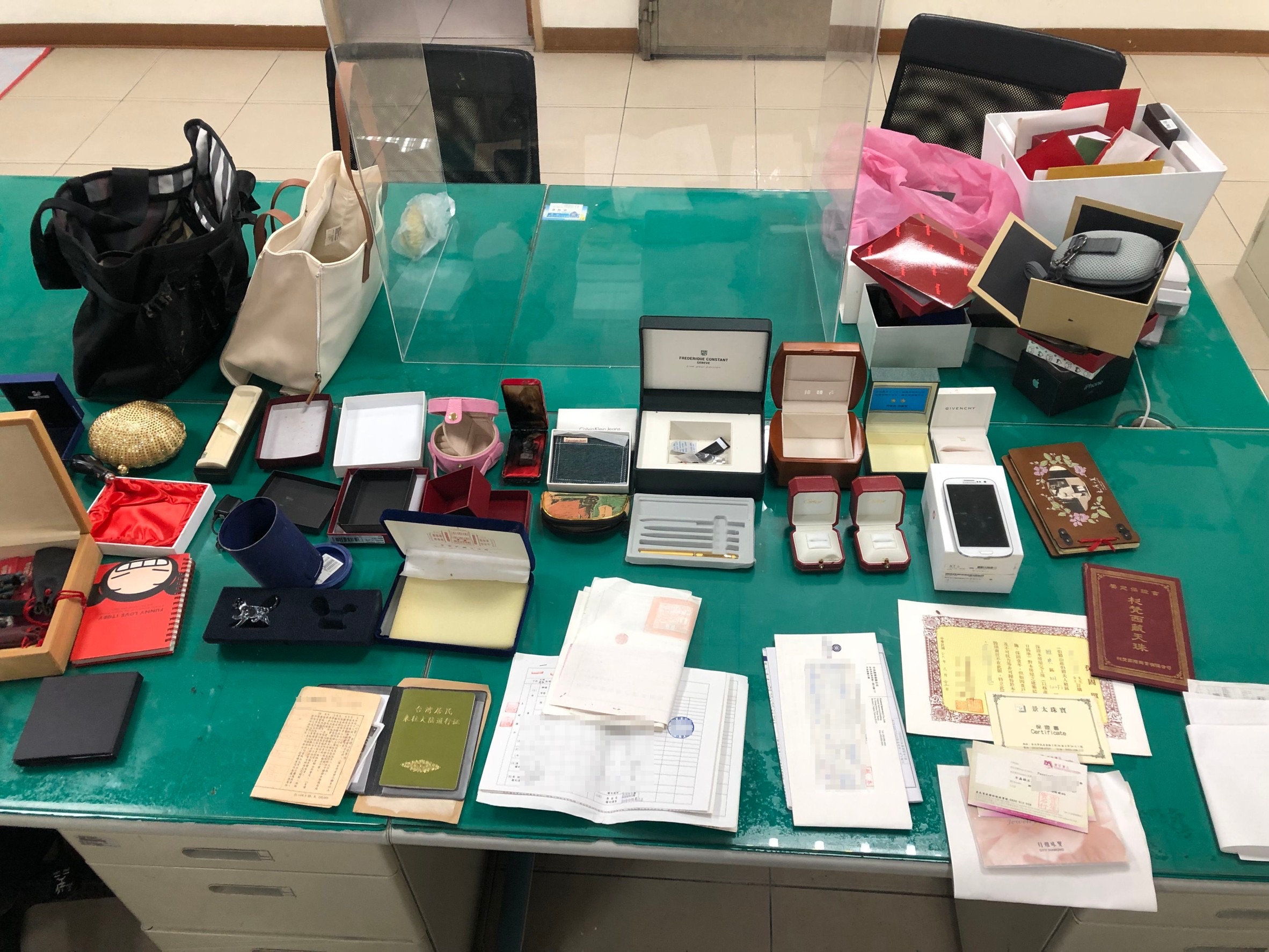 圖片說明：社后所員警循線前往嫌犯住處，查扣作案手機2支、現金4萬餘元及麻布手套23副等。（記者馬治薇翻攝）   