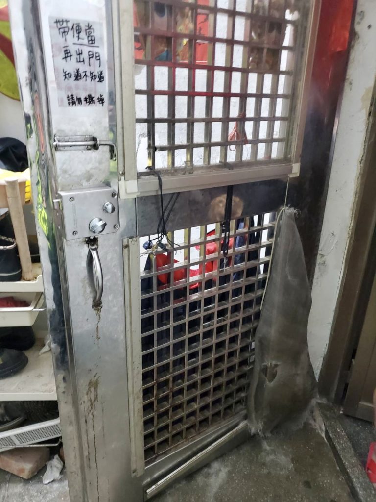 圖片說明：汐止所員警至某民宅查捕通緝犯時，發現鐵門有遭撬開的痕跡。（記者馬治薇翻攝）