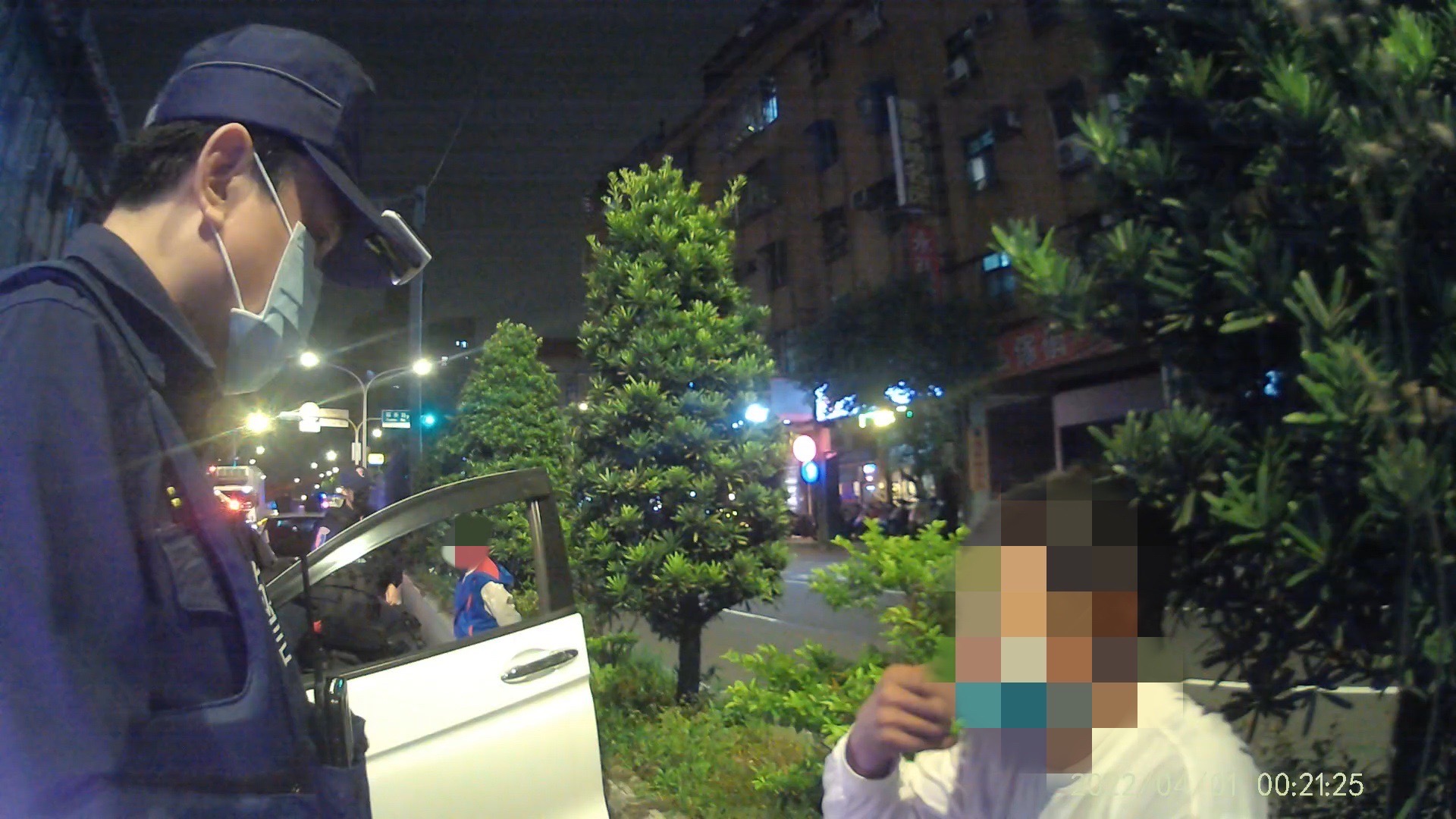 圖片說明：男子遭警方臨檢搜出毒品，卻辯稱褲子是別人的。（記者馬治薇翻攝）