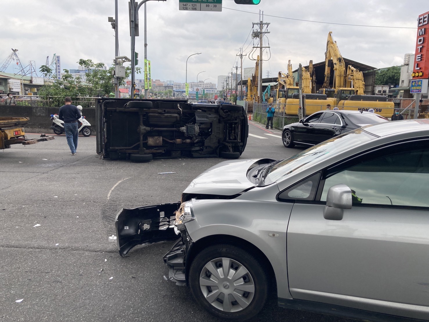 圖片說明：新北巿泰山區發生一起小貨車遭撞翻覆事故。(記者趙靜姸翻攝)