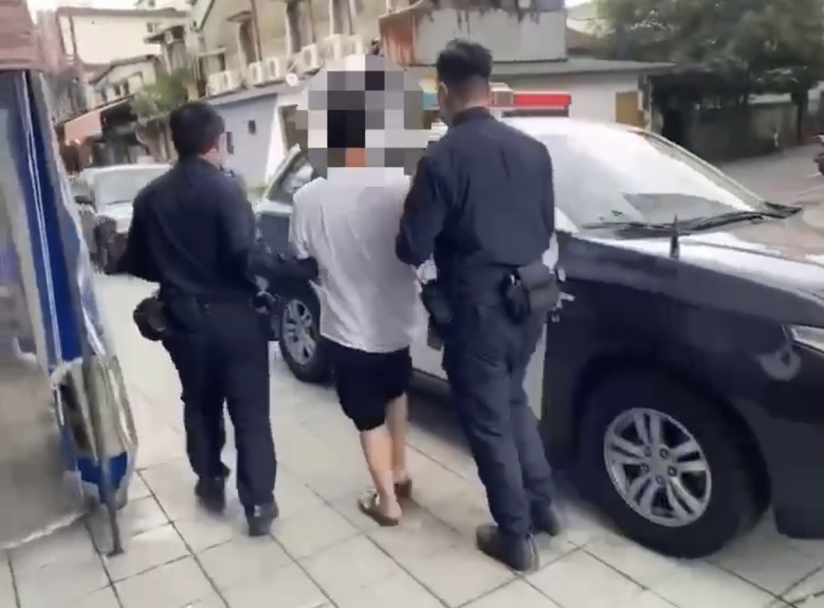 圖片說明：汐止所員警接獲銀行通報逮詐騙車手。（記者馬治薇翻攝）