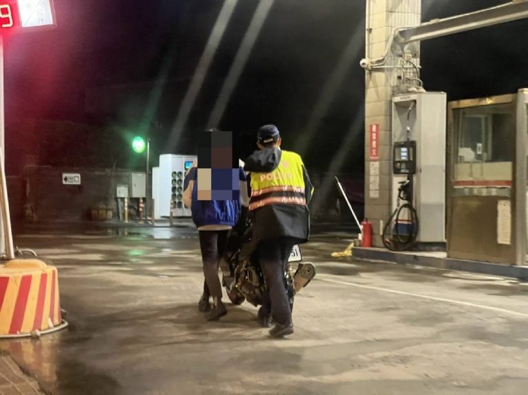 圖片說明：外社所所長石佳育及員警洪竟豪援助一名深夜顧車的男子。（記者宋紹誠翻攝）