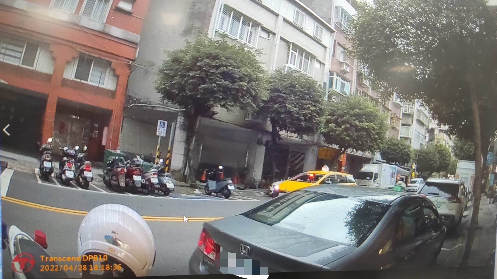 圖片說明：新生所員警林耕儀、李昀展助民眾速找回愛車。（記者馬治薇翻攝）