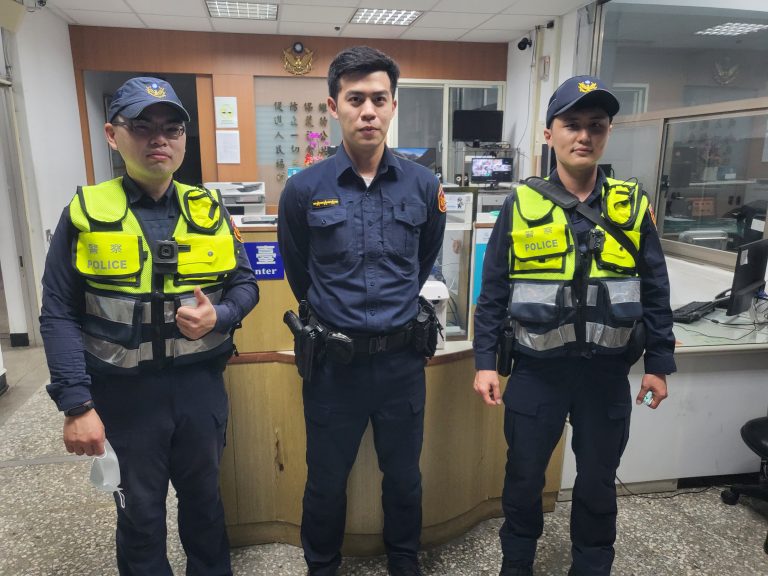 圖片說明：翠山派出所（圖左：警員洪一玓、圖中：警員高敏軒、圖右：所長徐麟凱）合力尋獲寵物小鴨。（記者林艷林翻攝）