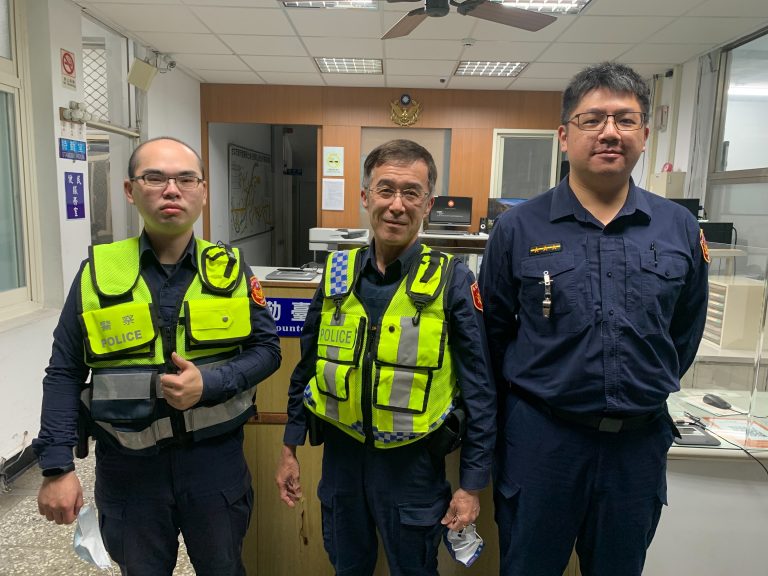 圖片說明：翠山派出所（圖左：警員洪一玓、圖中：副所長劉玉龍、圖右：邱崇安）助返家老婦人感恩致電表感激。(記者林艾錡翻攝)