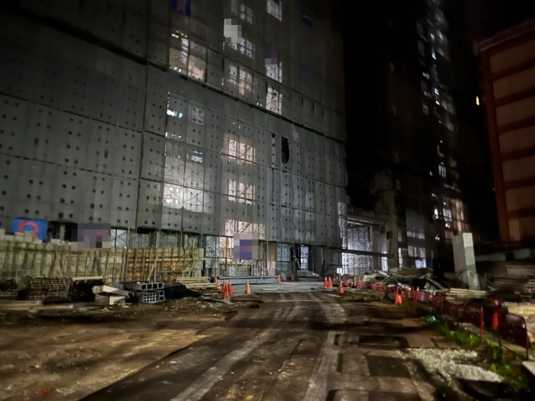 圖片說明:汐止區一建築工地於3月間多次遭竊,汐止所員警獲報埋伏逮捕竊賊。(記者馬治薇翻攝)