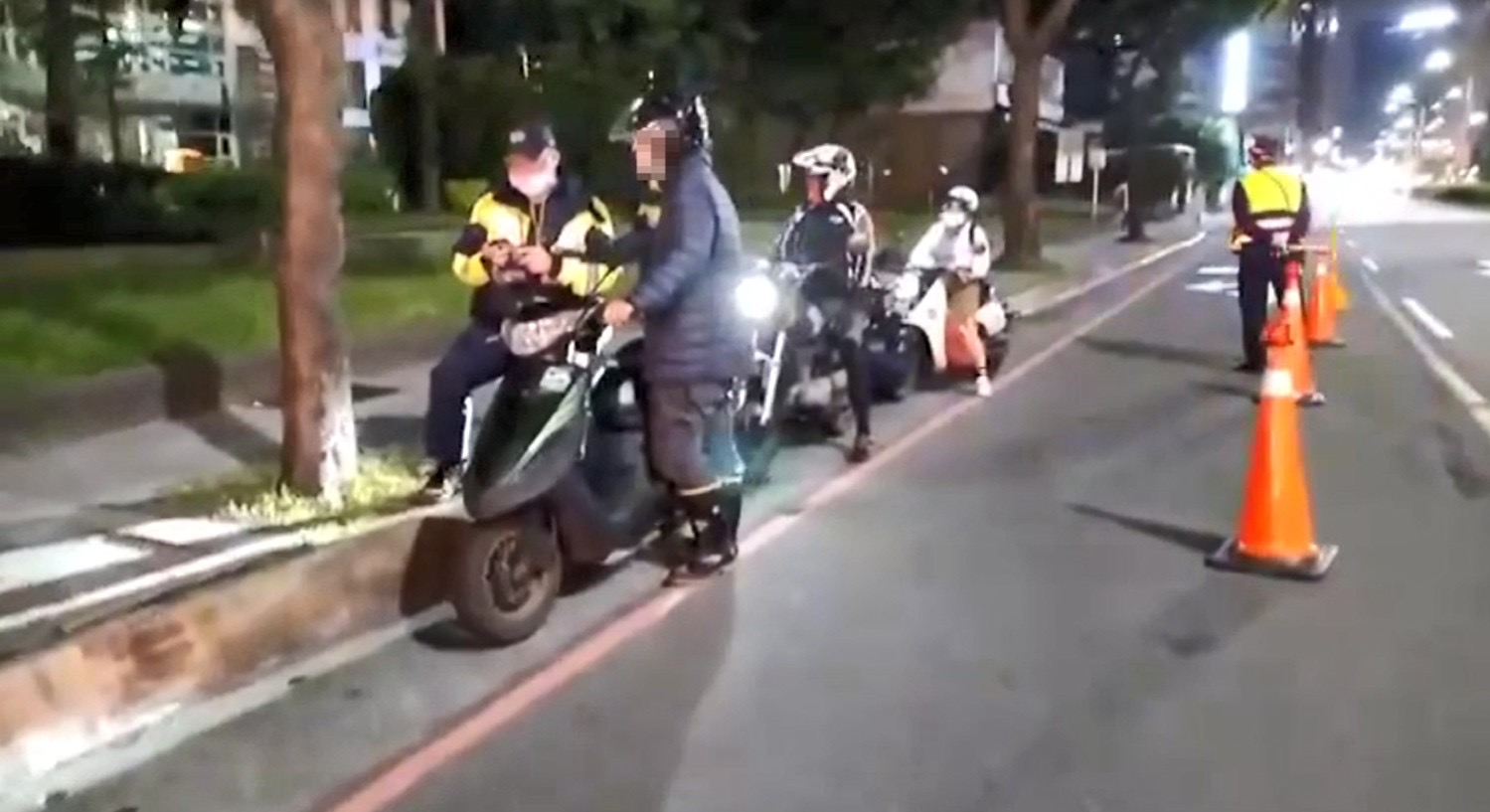 圖片說明：汐止分局與基隆監理站執行夜間聯合稽查。（記者馬治薇翻攝）