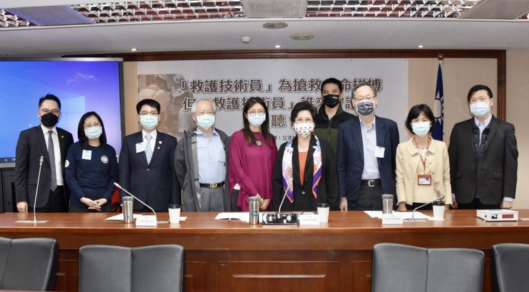 圖片說明:「『救護技術員』為搶救生命拼搏,但『救護技術員』誰來守護?」公聽會邀請到急診醫師、高級救護技術員和醫事司、消防署等官員共同討論。(記者馬治薇攝)