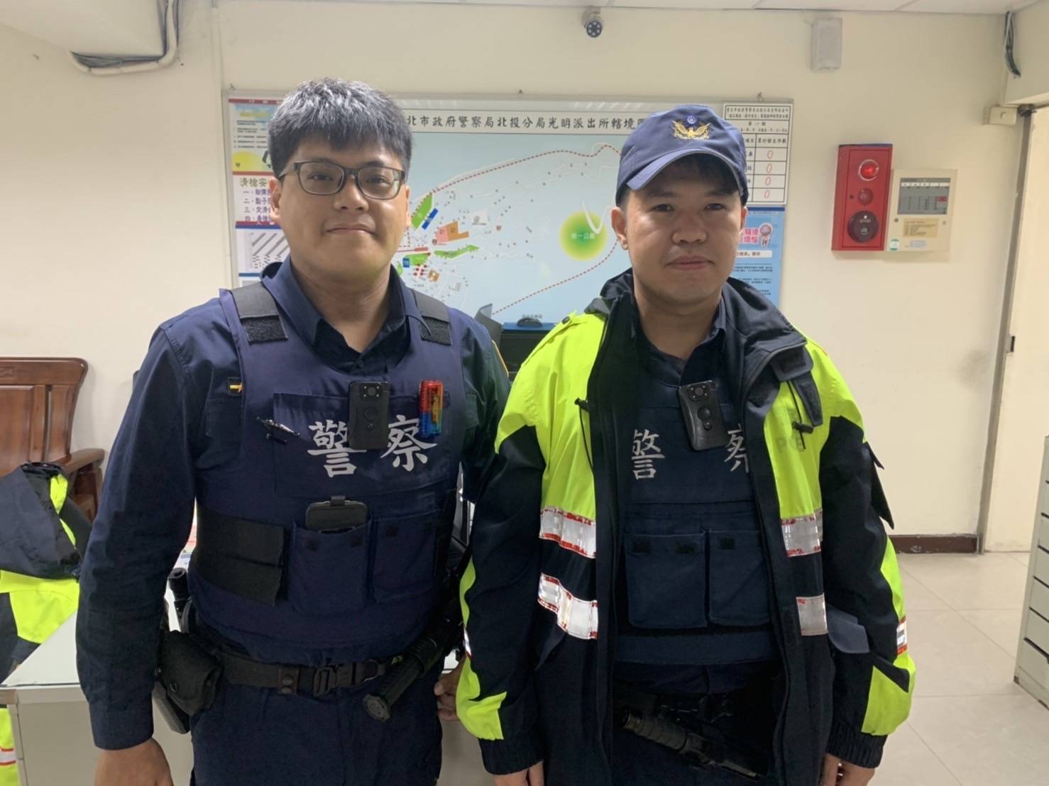 圖片說明:光明所員警汪靖淵、蔡晉源救援跌臥在地的老爺爺。(記者馬治薇翻攝)