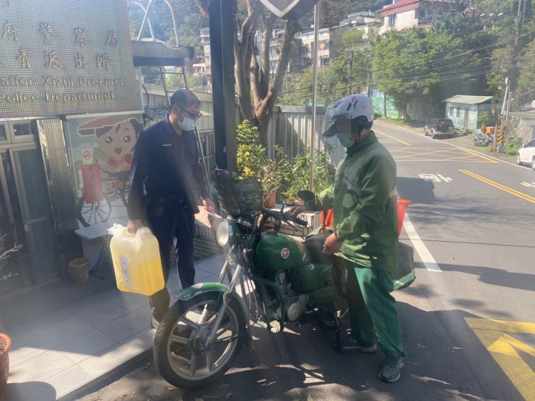 圖片說明：長青派出所員警救援忘記加油的郵差騎士。（記者馬治薇翻攝）