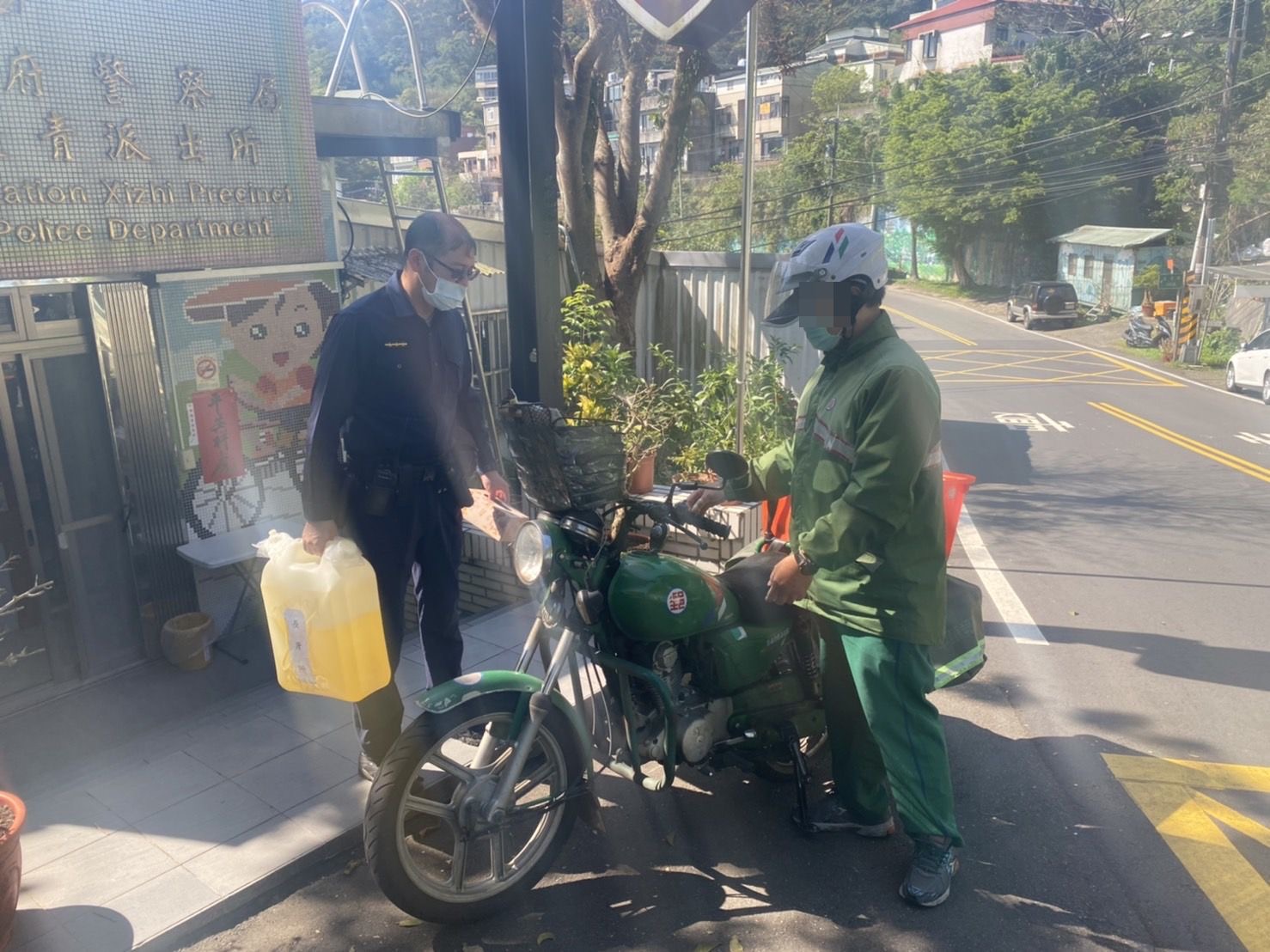 圖片說明：長青派出所員警救援忘記加油的郵差騎士。（記者馬治薇翻攝）   