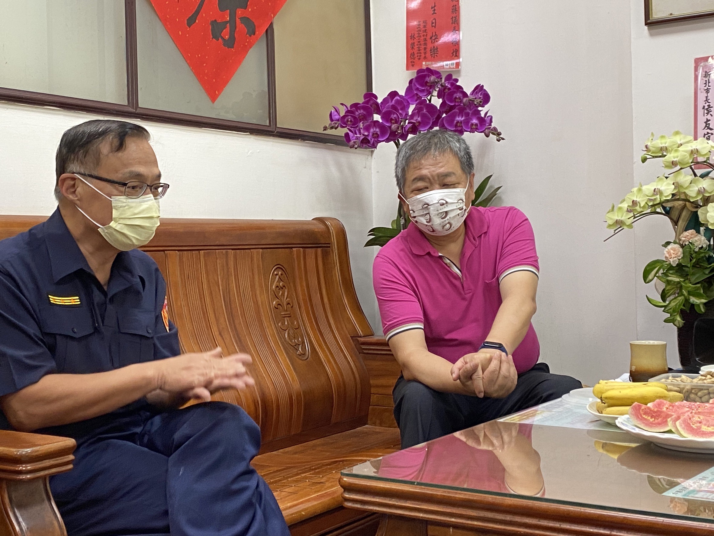 圖片說明：新北巿議長蔣根煌（右）關心民眾最在乎的疫調及快篩如何執行。（記者戴昱弘翻攝）