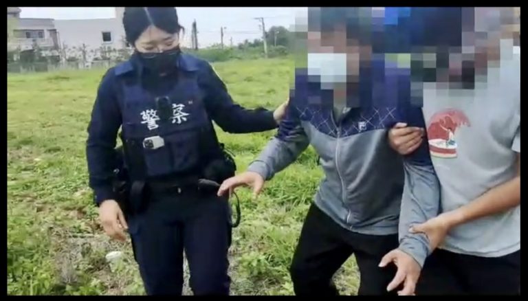 圖片說明:大竹所所長郭堂榮及員警王芷萱護送民眾就醫。(記者宋紹誠翻攝)
