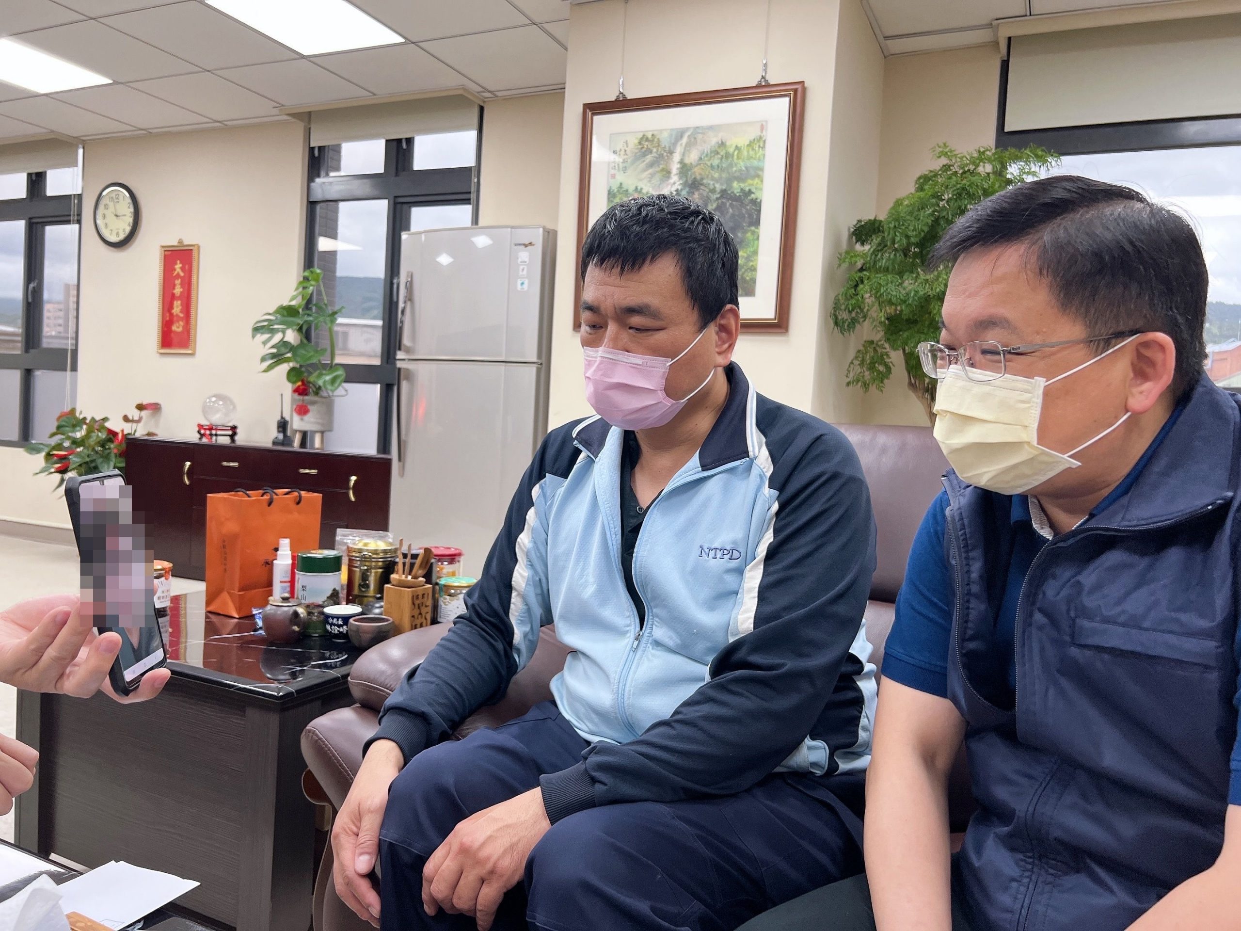 圖片說明：汐止分局長林詮峰視訊關懷確診及居家隔離的警局同仁。（記者馬治薇翻攝）