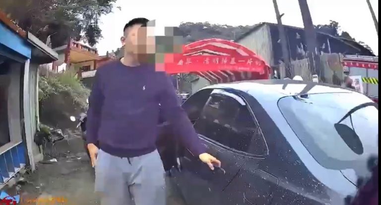 圖片說明：清明掃墓二男因停車爆口角糾紛。（記者馬治薇翻攝）