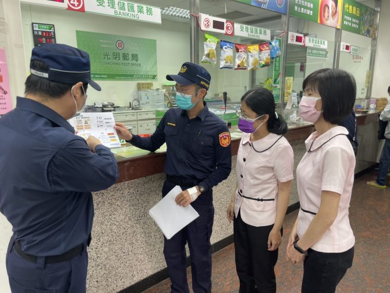 圖片說明：南竹所副所長葉建龍上午前往蘆竹區各金融機構，進行「關懷提問宣導」。（記者宋紹誠翻攝）