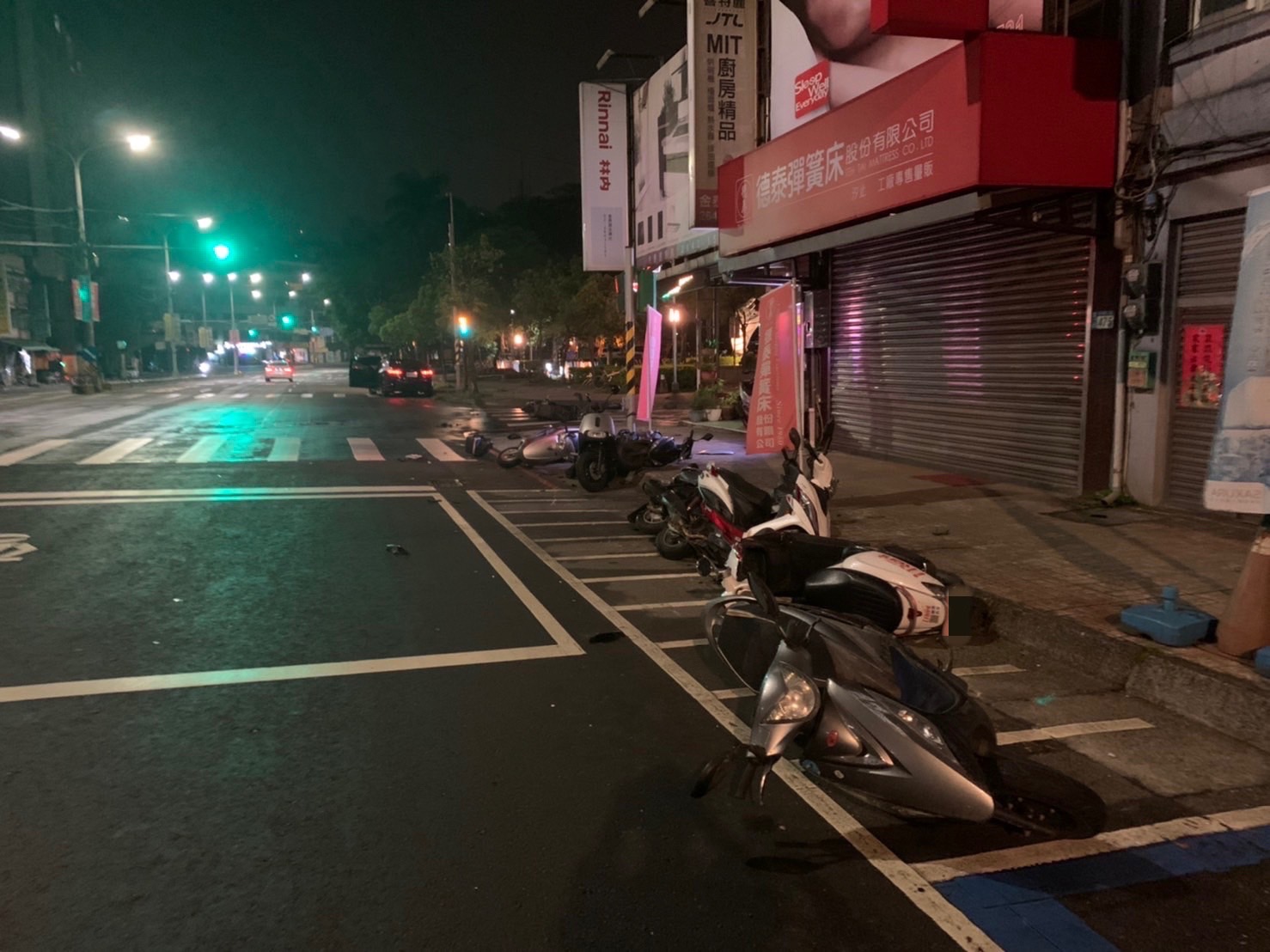 圖片說明：男子酒後精神不繼，駕車連續撞倒路邊機車，所幸無人傷亡。（記者趙靜姸翻攝）